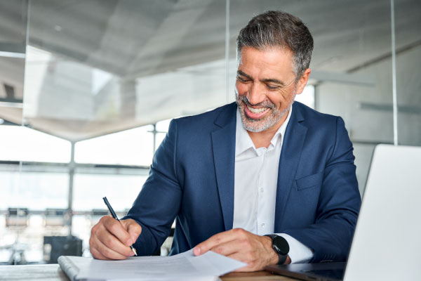 Hombre firmando un documento