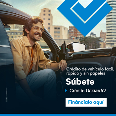 Joven Pareja simulando y solicitando online un credito de vehículo