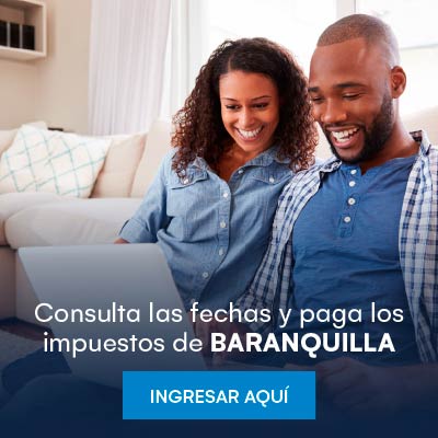 Pareja consultando pc sentando en un sofa